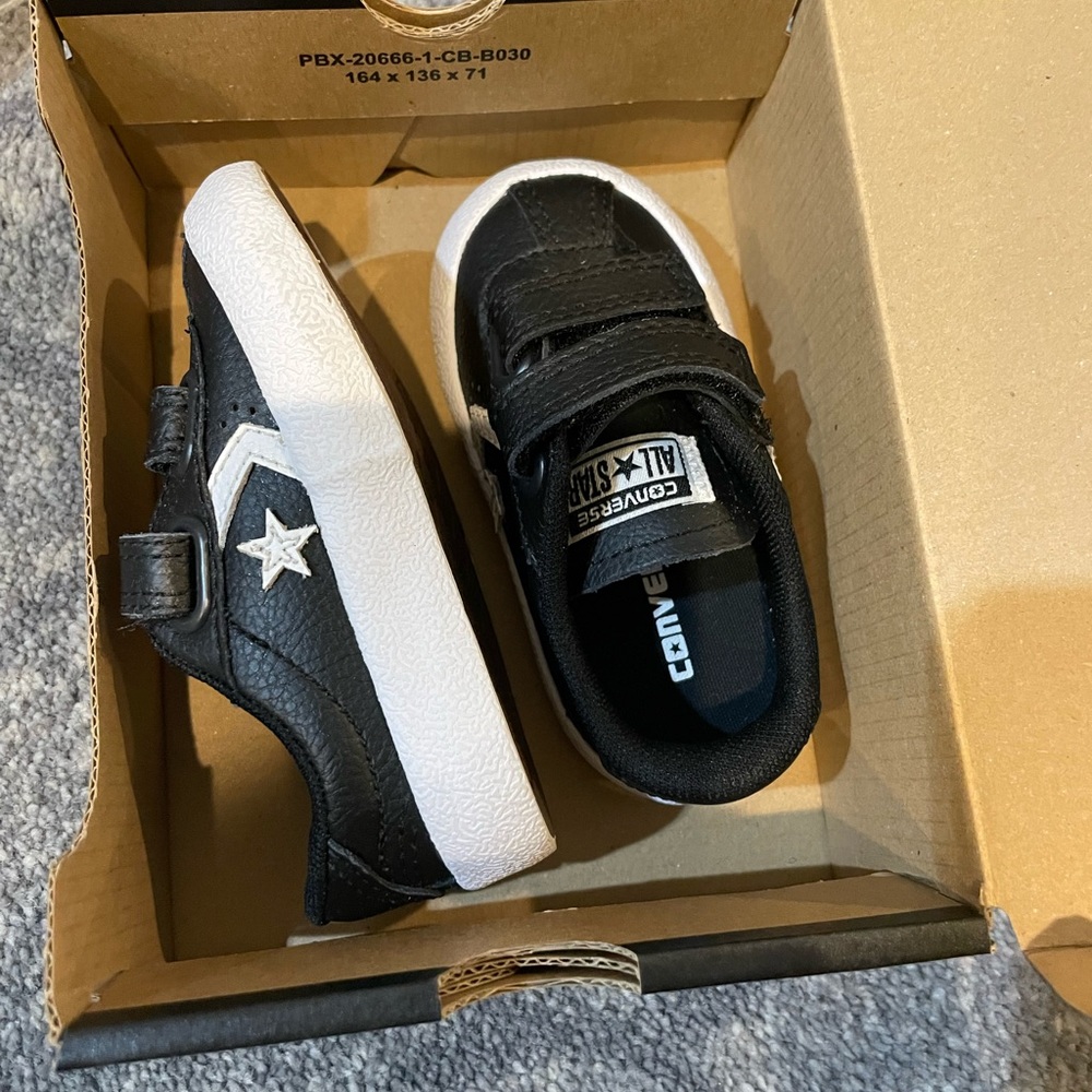 Infant converse Velcro size 4 NIB